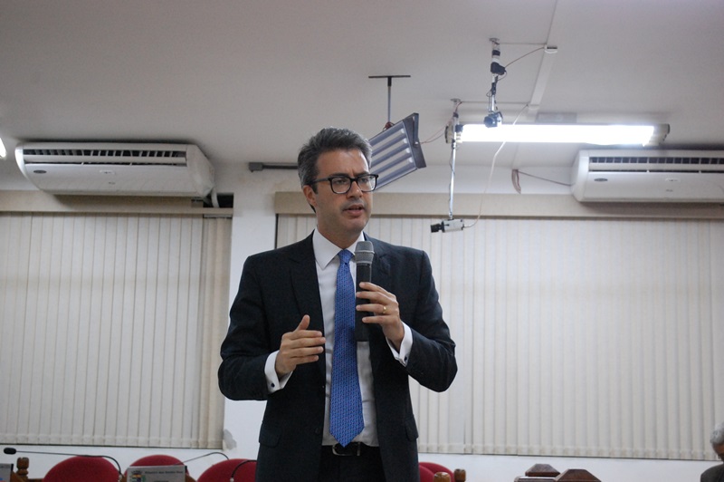 Dr. Ronaldo Cramer faz palestra na Câmara Municipal de Piraí.