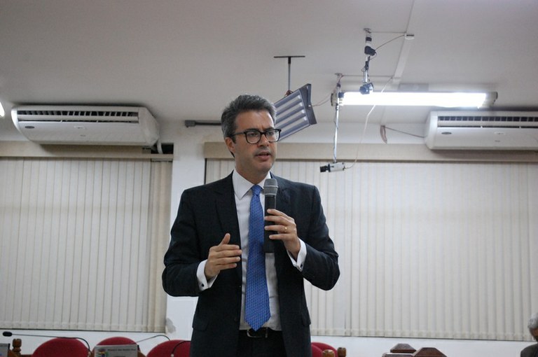 Dr. Ronaldo Cramer faz palestra na Câmara Municipal de Piraí.