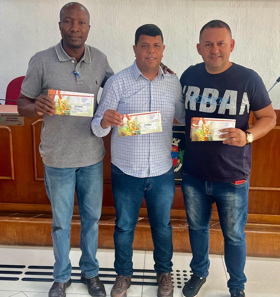 Funcionários da Câmara recebem os cartões do Auxílio-Alimentação