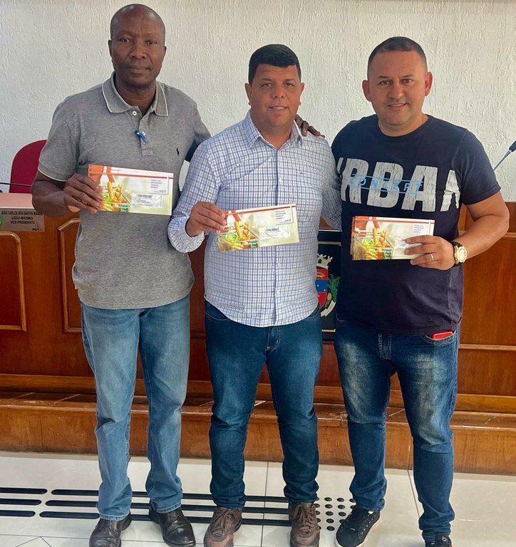 Funcionários da Câmara recebem os cartões do Auxílio-Alimentação