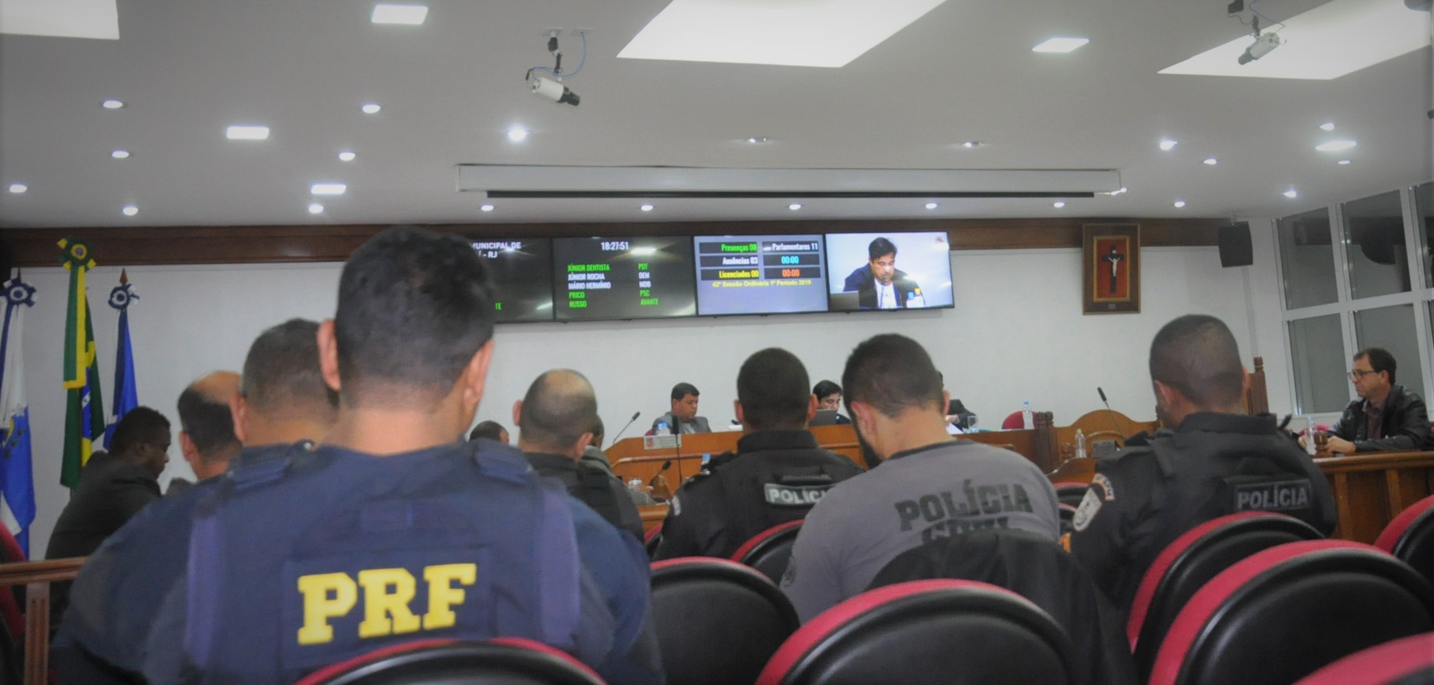 Policiais que atuaram em prisão de integrantes de facção criminosa são homenageados na Câmara