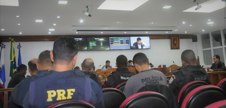 Policiais que atuaram em prisão de integrantes de facção criminosa são homenageados na Câmara