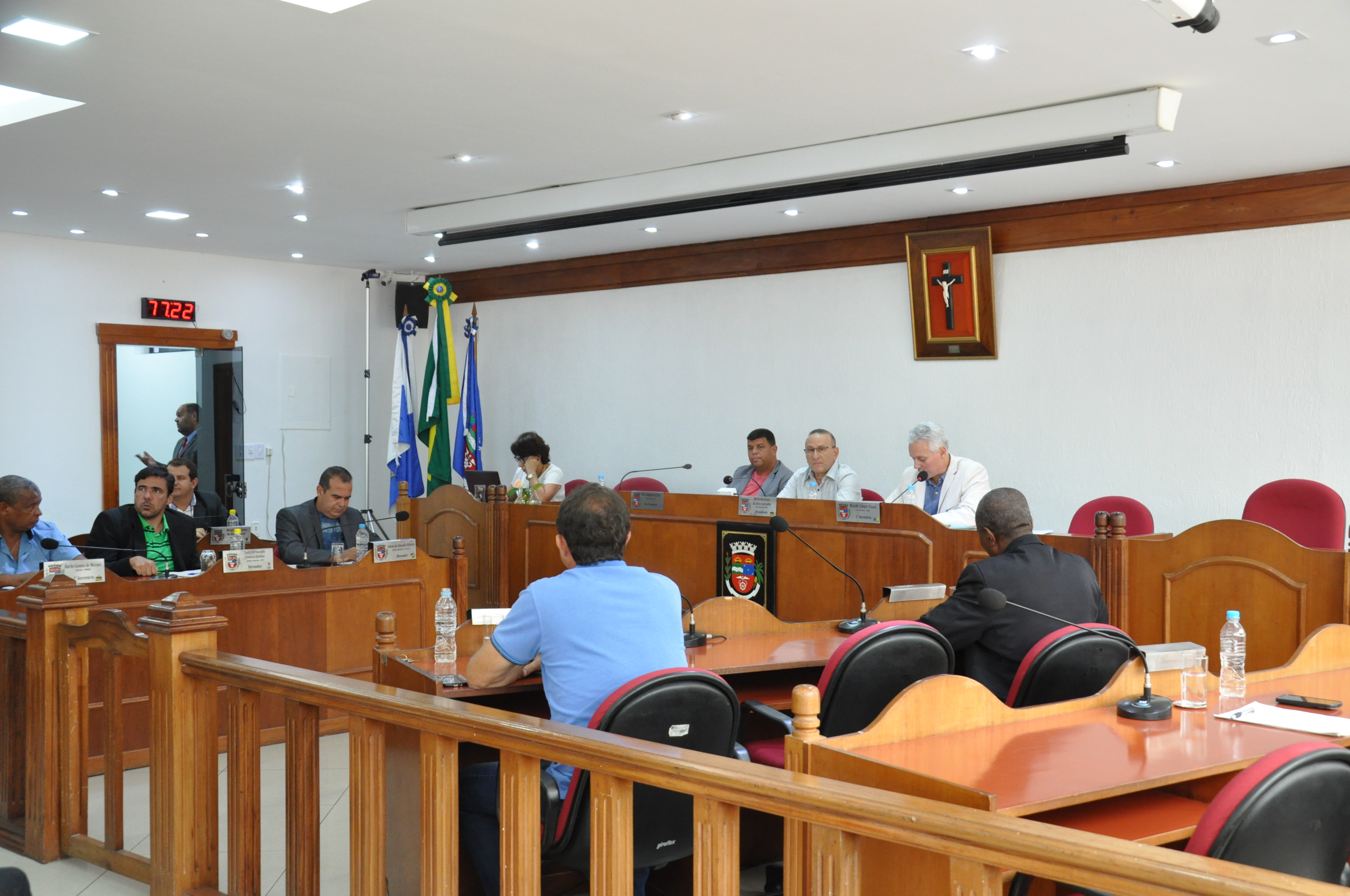 Por 6 votos a 5, Câmara derruba vetos do prefeito