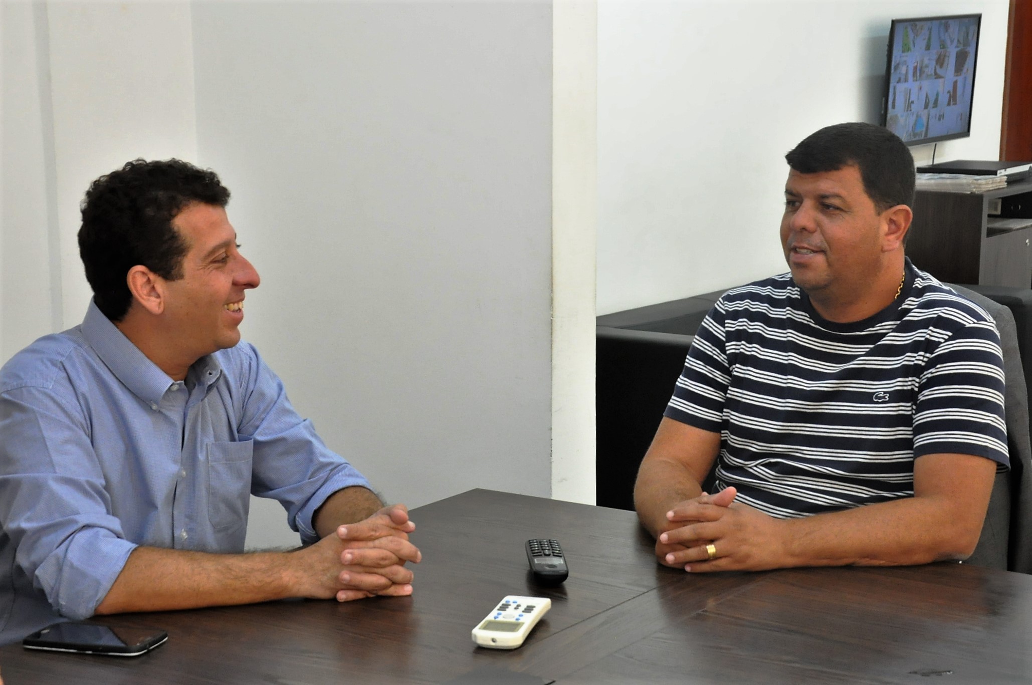 Presidente da Câmara recebe visita de representantes do Legislativo de Mendes 