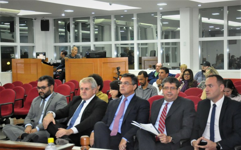 Promotor e procurador-geral de Justiça recebem Moção da Câmara