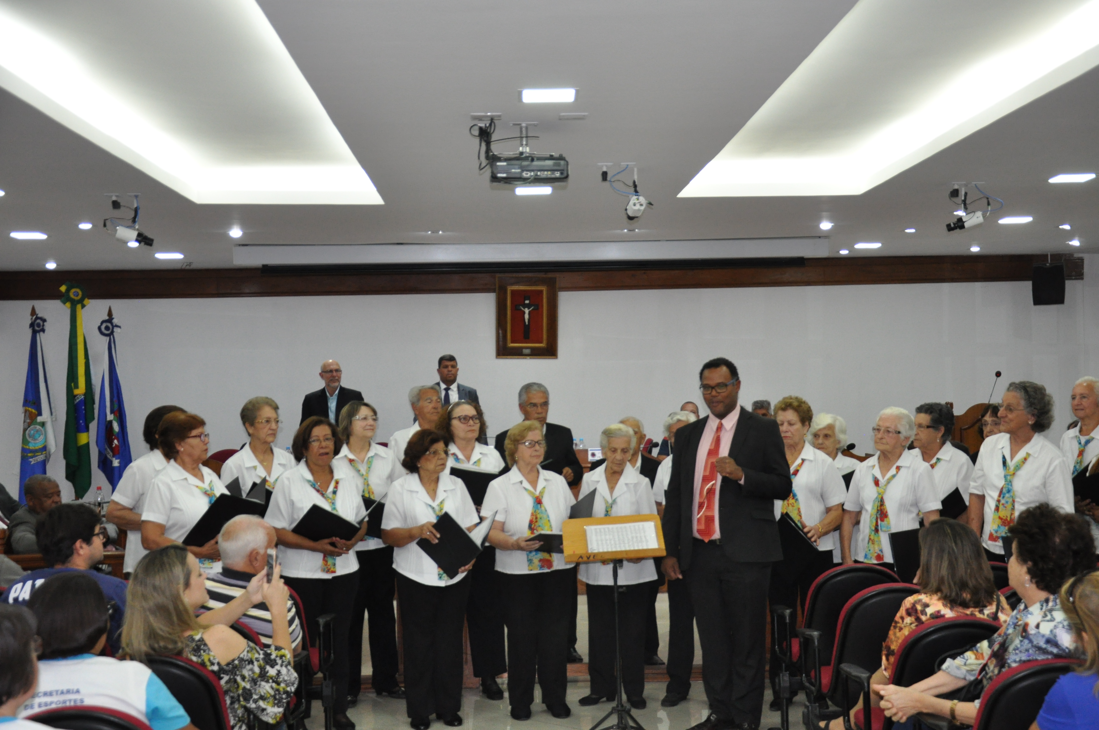 Sessão Solene em homenagem aos idosos 