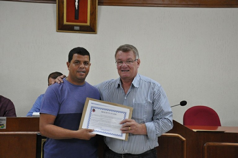 Vereador Alzemiro faz entrega de Moção de Aplausos. 