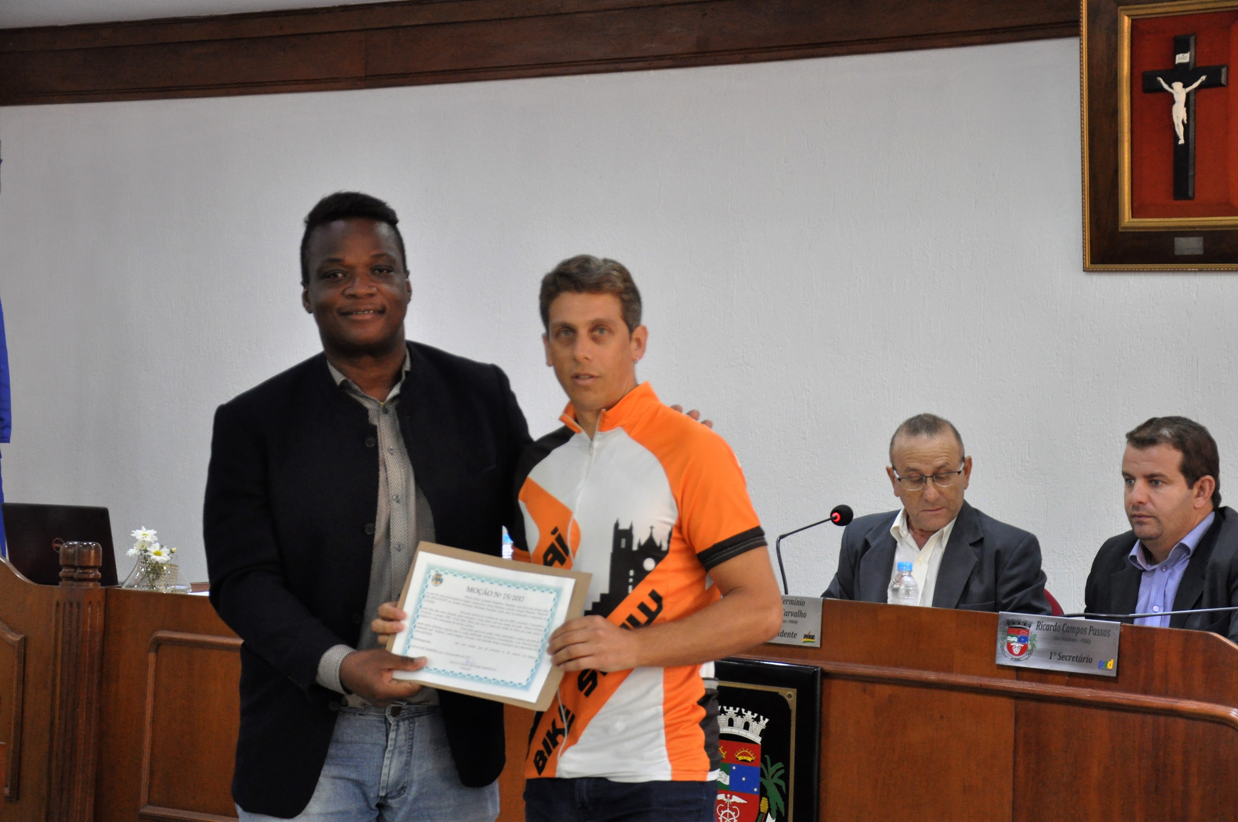 Vereador entrega moções de aplausos para atletas e participantes do "Outubro Rosa"