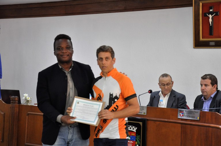 Vereador entrega moções de aplausos para atletas e participantes do "Outubro Rosa"
