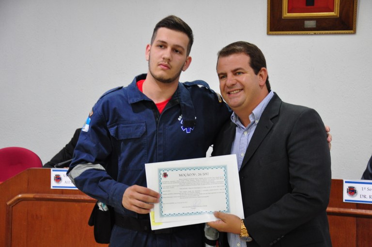 Vereador Júnior Rocha entrega Moção ao socorrista Pablo Ribeiro Carneiro Leão.