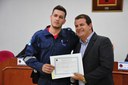 Vereador Júnior Rocha entrega Moção ao socorrista Pablo Ribeiro Carneiro Leão.