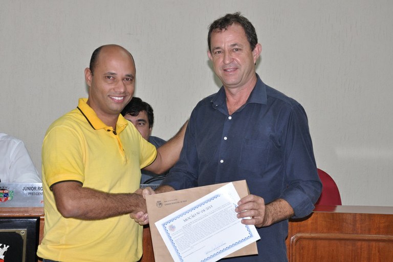 Vereador Russo faz entrega de Moção de Aplausos ao Secretário Osni e toda sua equipe 