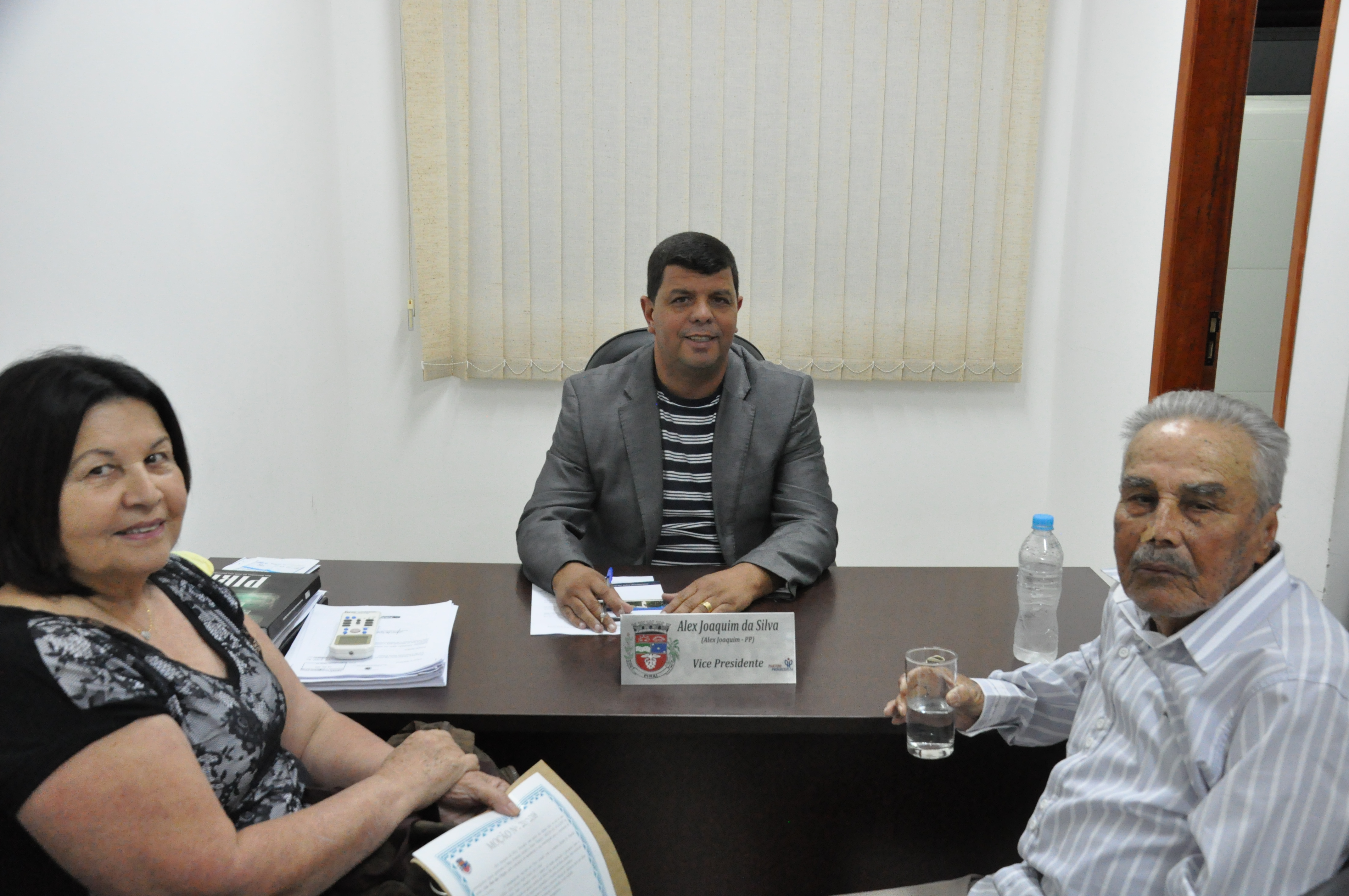 Vereadores entregam moção de aplausos a produtor rural e campeões da Copa de Bairros 