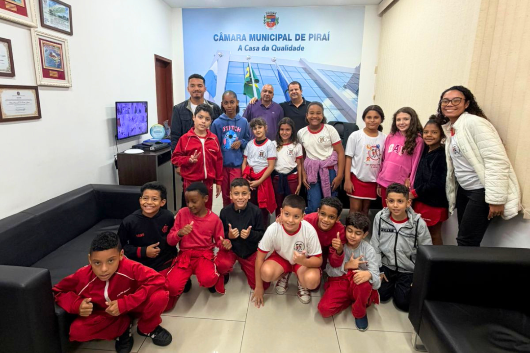 A Câmara Municipal de Piraí recebeu a visita dos alunos do 4º ano do Centro Recreativo Tia Ângela