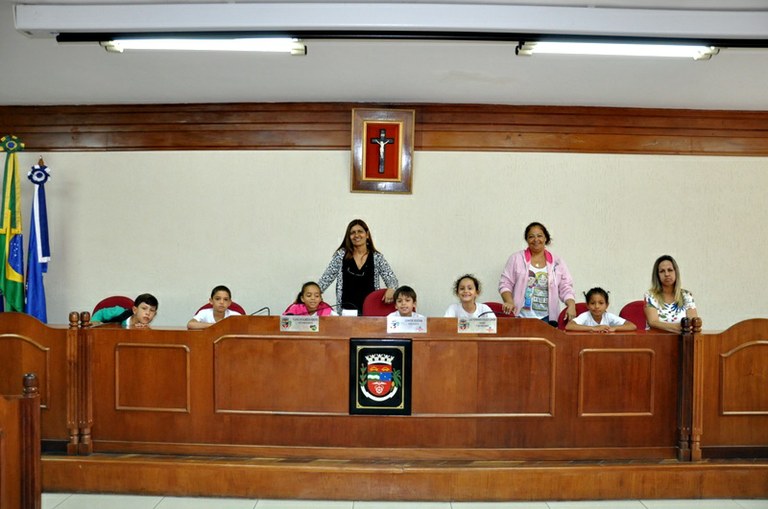 Alunos do Colégio M. Dr. Aurelino G. Barbosa visitam o Legislativo de Piraí.